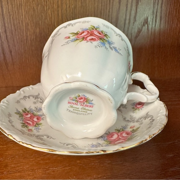 Royal Albert teacup and saucer. Very good condition. Tranquility pattern - Picture 4 of 6